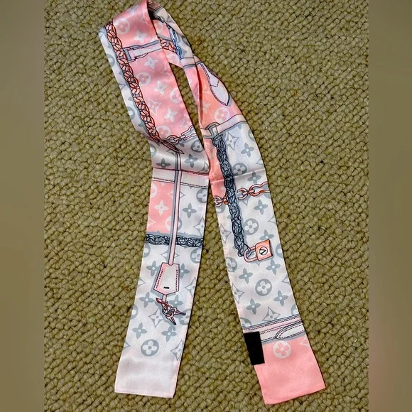 Paris Pink, white & gray unbranded scarf with lock, key, clochette, buckle, NWOT - Picture 2 of 8